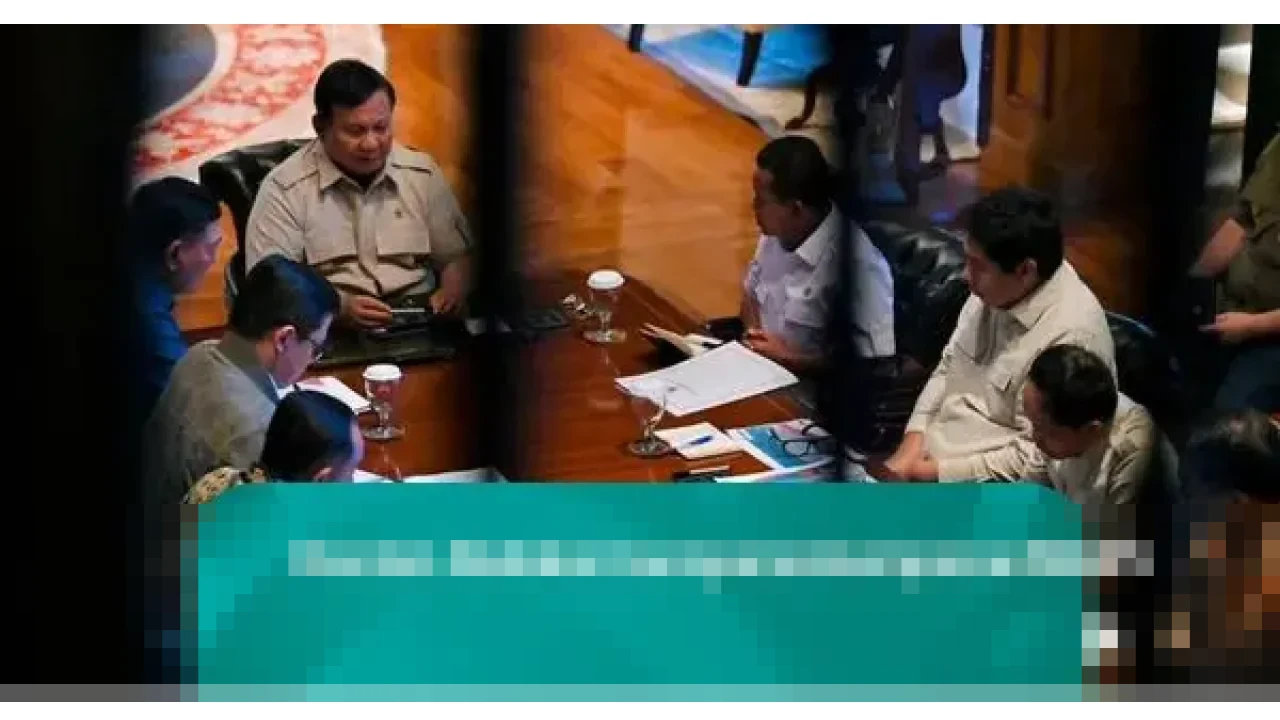 Retreat Kabinet Prabowo di Hambalang Dimulai, Menteri Trenggono Tiba dengan Sepeda Motor