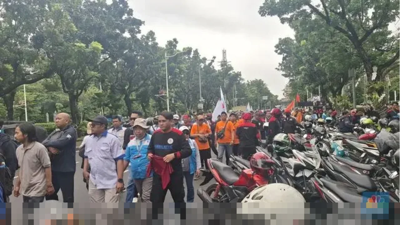Ribuan Buruh Padati Medan Merdeka Selatan, Lalin Macet Tuntut Revisi Upah Minimum 2026
