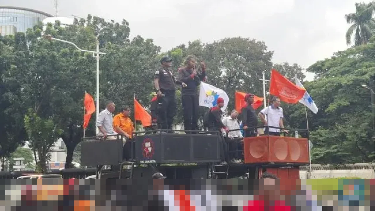 Ribuan Buruh Tuntut Revisi UMP DKI 2026 dan UMSK Jabar, Desak Prabowo Intervensi