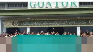 Ribuan Pelayat Iringi Pemakaman Pimpinan Gontor KH Amal Fathullah Zarkasyi, HNW Soroti Jasa UU Pesantren