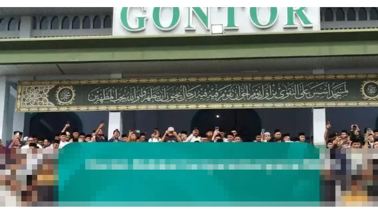 Ribuan Pelayat Iringi Pemakaman Pimpinan Gontor KH Amal Fathullah Zarkasyi, HNW Soroti Jasa UU Pesantren