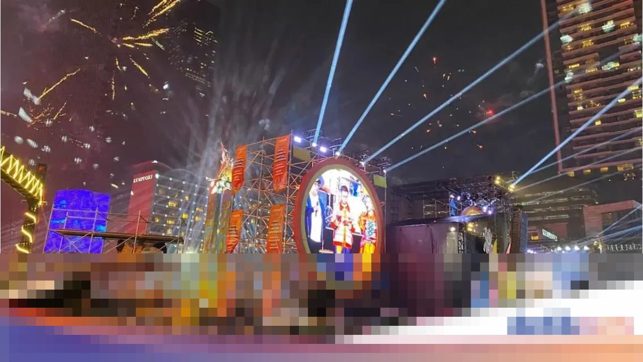 Ribuan Warga Padati Bundaran HI, Jakarta Pusat, Rayakan Malam Pergantian Tahun 2026 Penuh Antusiasme