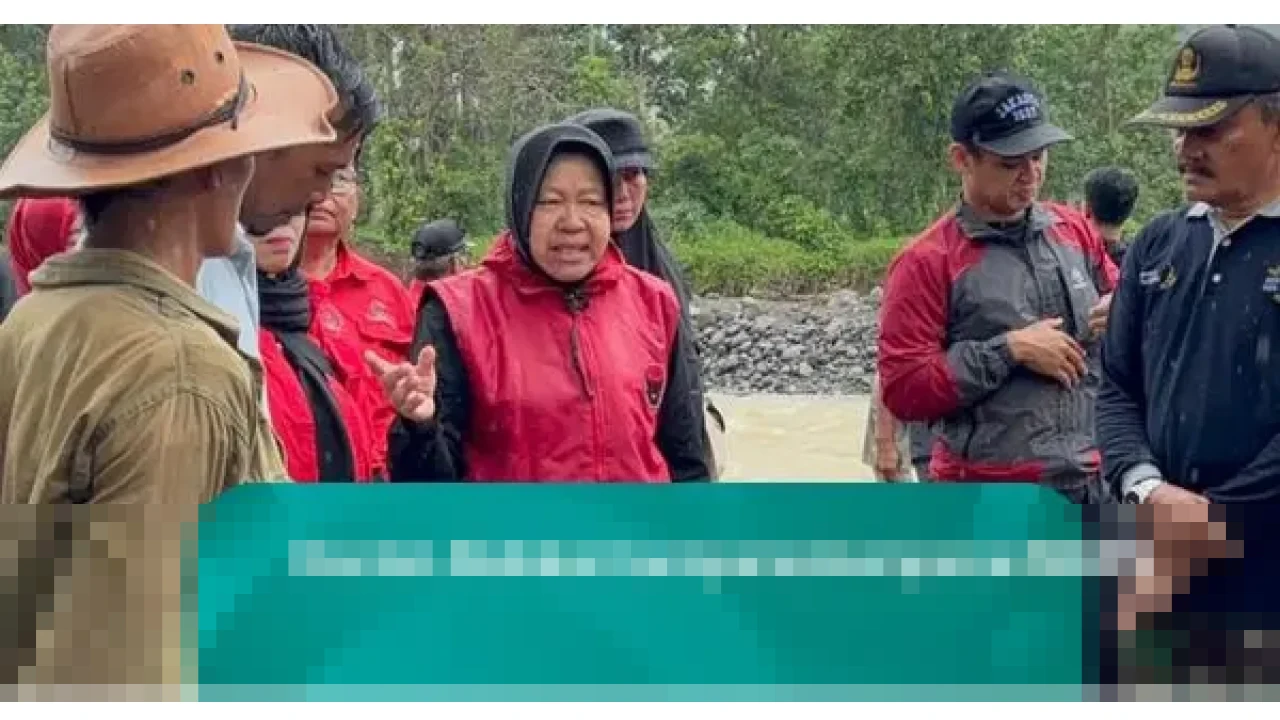 Risma Terjang Lumpur dan Hujan di Sumbar, Warga: ‘Kehadiran Ibu Jadi Obat bagi Kami’ Risma Terjang Lumpur dan Hujan di Sumbar, Warga: ‘Kehadiran Ibu Jadi Obat bagi Kami’