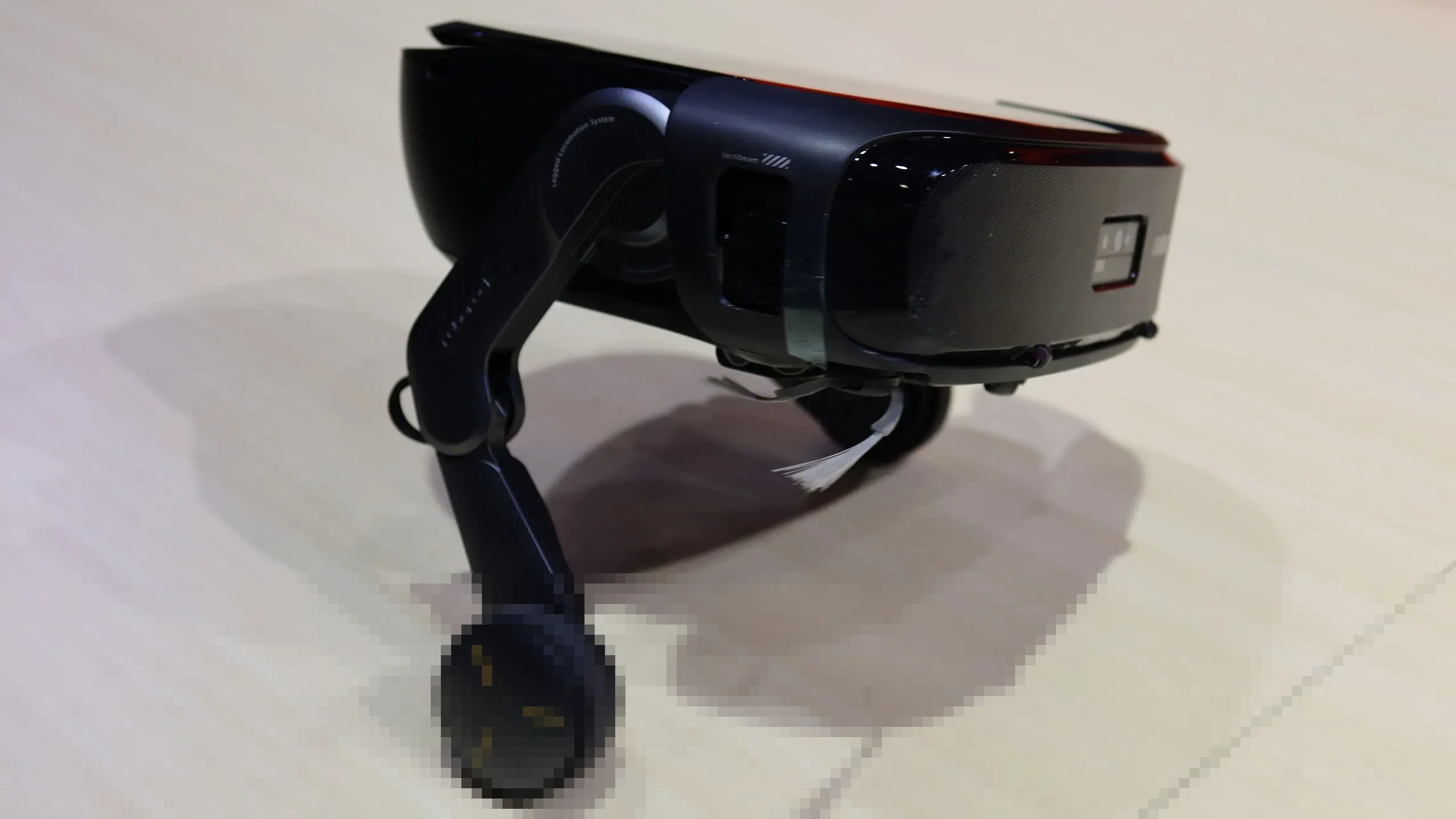 Roborock Pamerkan Robot Penyedot Debu Berkaki Saros Rover di CES 2026, Mampu Taklukkan Tangga Roborock Pamerkan Robot Penyedot Debu Berkaki Saros Rover di CES 2026, Mampu Taklukkan Tangga