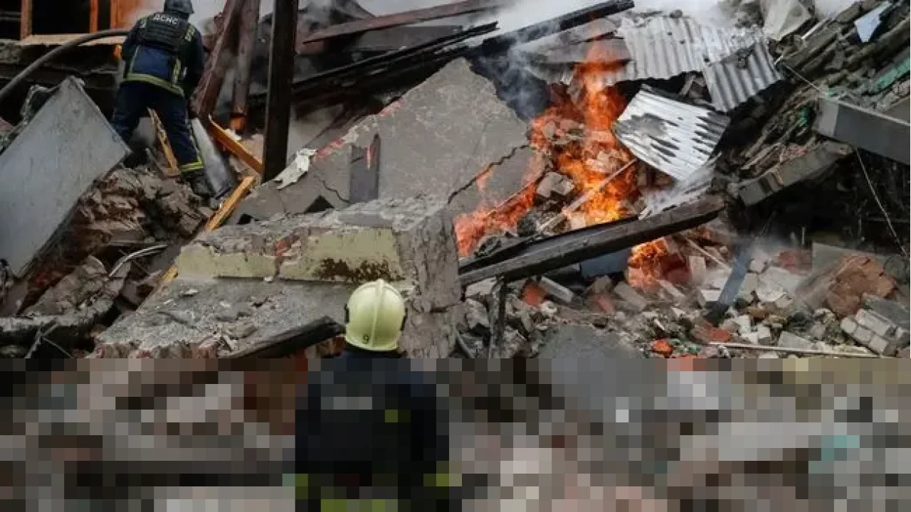 Rudal Balistik Rusia Hantam Apartemen di Kharkiv, Sedikitnya 15 Warga Terluka dan Terjebak Reruntuhan