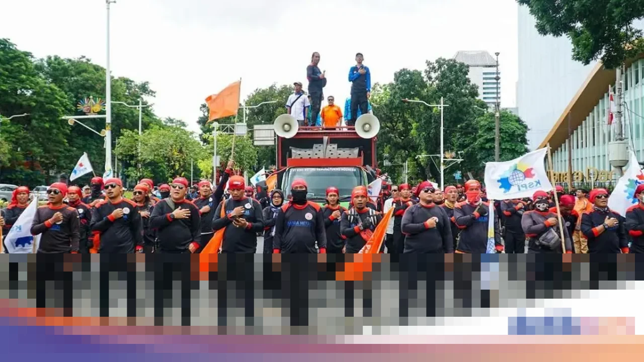 Said Iqbal: “Tolak UMP DKI dan UMSK Jabar,” Ribuan Buruh Konvoi ke Istana Hari Ini Said Iqbal: “Tolak UMP DKI dan UMSK Jabar,” Ribuan Buruh Konvoi ke Istana Hari Ini