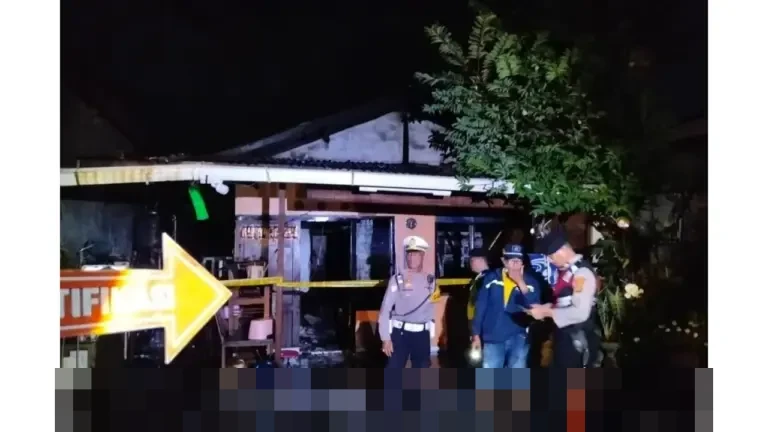 Satu Rumah di Denpasar Ludes Dilalap Api, Seorang Pria Tewas Terjebak di Lantai Dua
