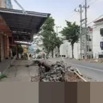 Selokan Pasar Cimanggis Jadi Sasaran Pembuangan Sampah Liar, Warga Keluhkan Bau Busuk Tak Berkesudahan