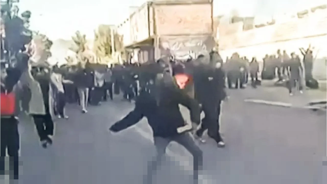 Senator AS: “Kami Berdiri Bersama Kalian” Saat Polisi Iran Tewas Ditusuk dalam Protes