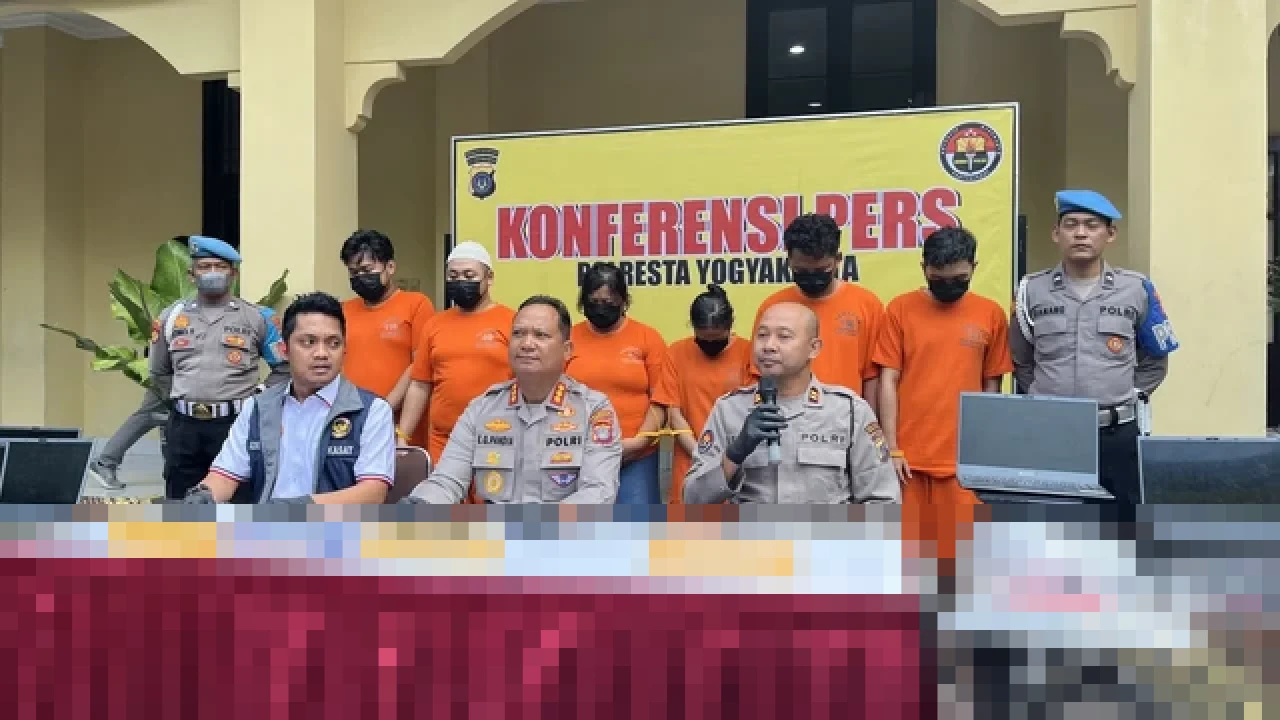 Sindikat Love Scamming di Sleman Raup Rp33 Miliar Tiap Bulan, Polisi Tangkap Enam Tersangka Sindikat Love Scamming di Sleman Raup Rp33 Miliar Tiap Bulan, Polisi Tangkap Enam Tersangka