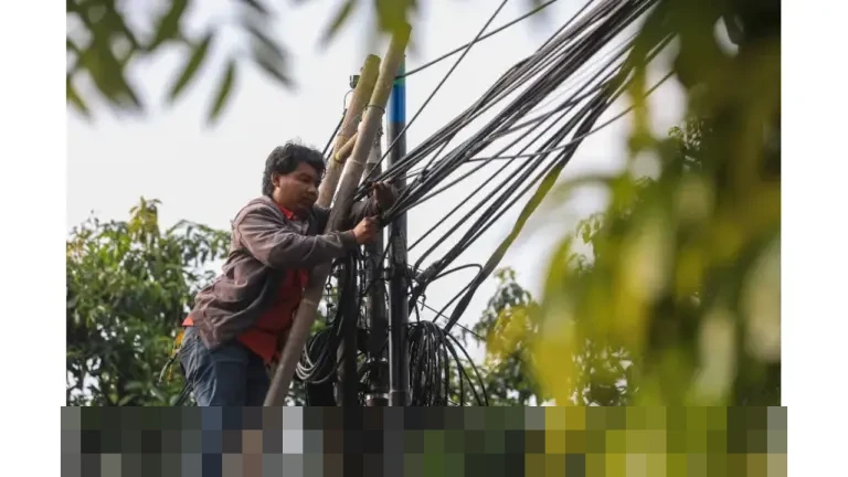 Strategi ‘Main Kloter’ Fiki: Penjual RT/RW Net Raup Rp27 Juta per Bulan di Tengah Isu Legalitas