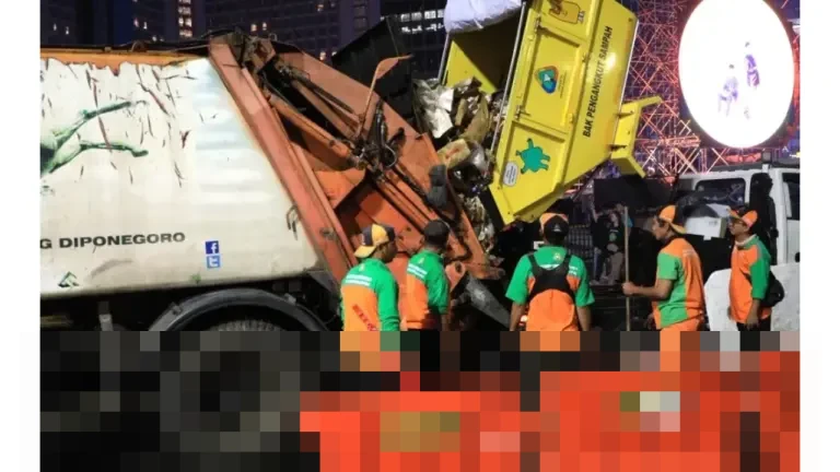 Sudin DLH Jaktim Angkut 12 Ton Sampah Usai Perayaan Tahun Baru 2026 di Berbagai Lokasi Keramaian