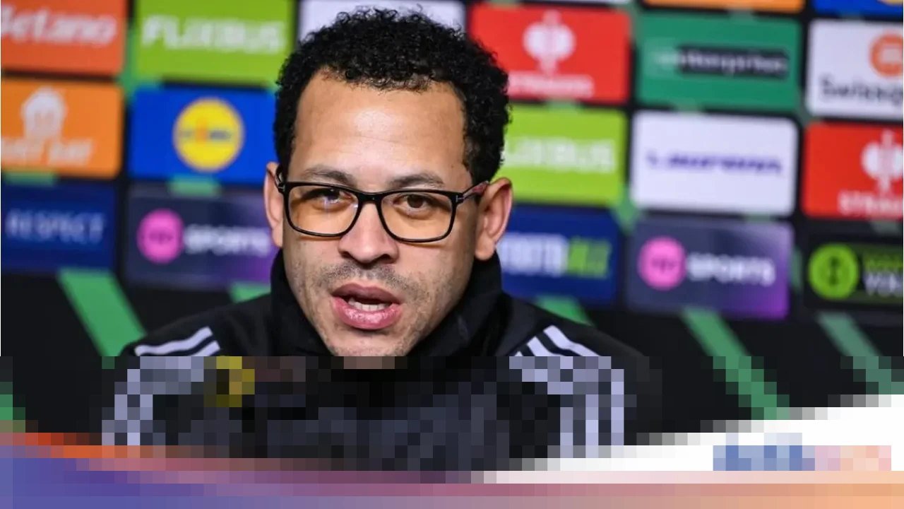 Suporter Strasbourg Kecam Keras Kepindahan Liam Rosenior ke Chelsea: ‘Langkah Memalukan!’ Suporter Strasbourg Kecam Keras Kepindahan Liam Rosenior ke Chelsea: ‘Langkah Memalukan!’