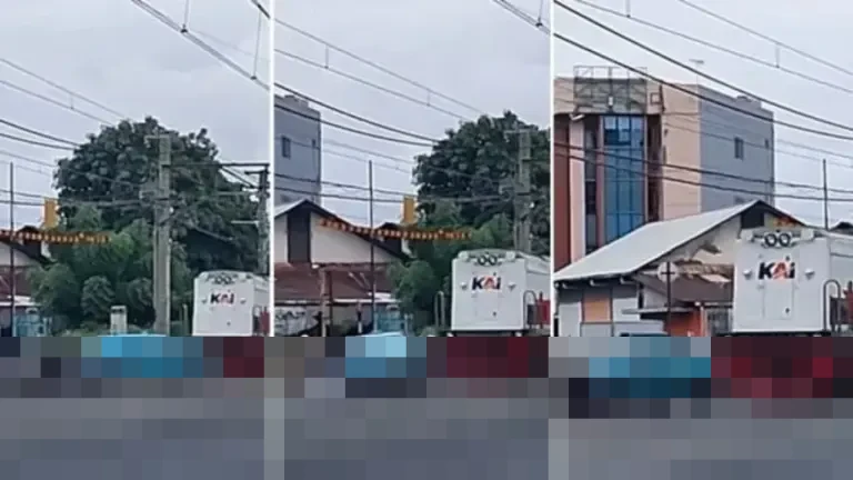 Taksi Listrik Dihantam Kereta Api di Perlintasan Kampung Bandan, Pengemudi Nekat Terobos Palang Pintu