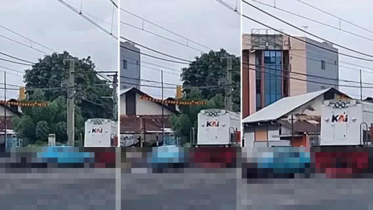 Taksi Listrik Dihantam Kereta Api di Perlintasan Kampung Bandan, Pengemudi Nekat Terobos Palang Pintu Taksi Listrik Dihantam Kereta Api di Perlintasan Kampung Bandan, Pengemudi Nekat Terobos Palang Pintu