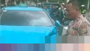 Taksi Listrik Ringsek Parah Usai Terobos Perlintasan KA di Kemayoran, Lokomotif Barang Ikut Penyok