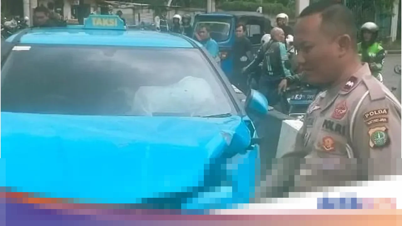 Taksi Listrik Ringsek Parah Usai Terobos Perlintasan KA di Kemayoran, Lokomotif Barang Ikut Penyok