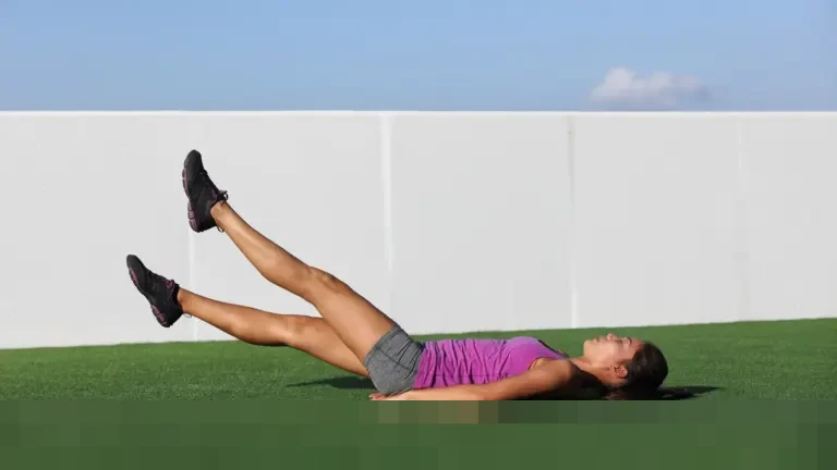 Tantangan Tak Terduga: Personal Trainer Ini Ungkap Kekuatan Inti Tubuh Lewat ‘Flutter Kicks’ Pilates