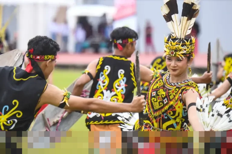 Tarian Kolosal Meriahkan Peringatan HUT ke-69 Kalimantan Timur di Samarinda, Usung Tema Generasi Emas Tarian Kolosal Meriahkan Peringatan HUT ke-69 Kalimantan Timur di Samarinda, Usung Tema Generasi Emas