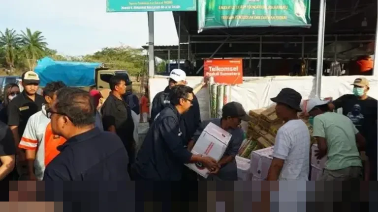 Telkomsel Pastikan Jaringan Tetap Berfungsi dan Salurkan Bantuan di Wilayah Terdampak Bencana Aceh, Sumut, Sumbar