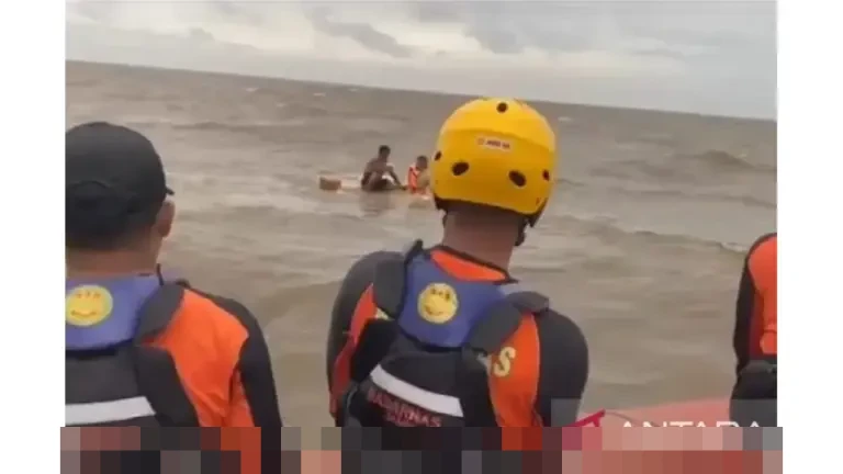Tiga ABK Selamat dari Maut Usai Kapal Barang Tenggelam Dihantam Ombak di Perairan Kuala Pangkal Duri Jambi