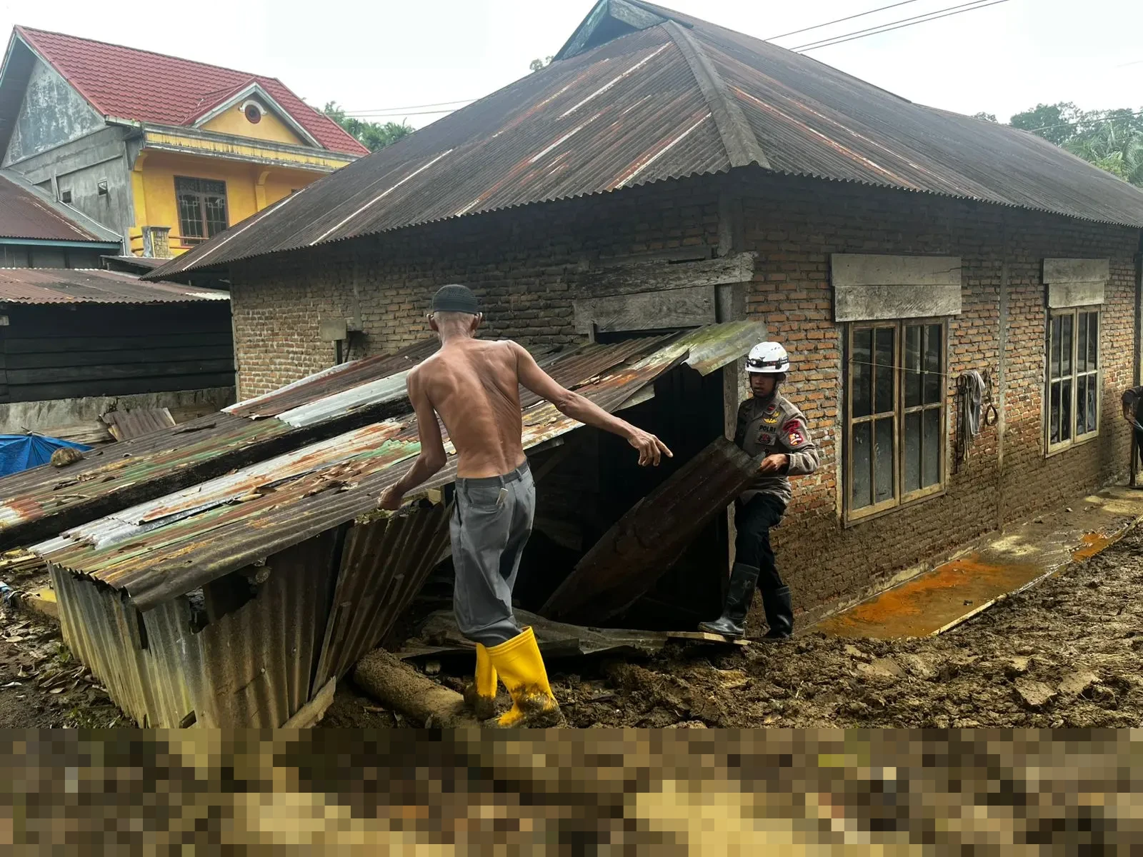 Tim SAR Brimob BKO Polda Sumbar Intensifkan Pencarian Korban dan Salurkan Bantuan Banjir di Palembayan Agam Tim SAR Brimob BKO Polda Sumbar Intensifkan Pencarian Korban dan Salurkan Bantuan Banjir di Palembayan Agam