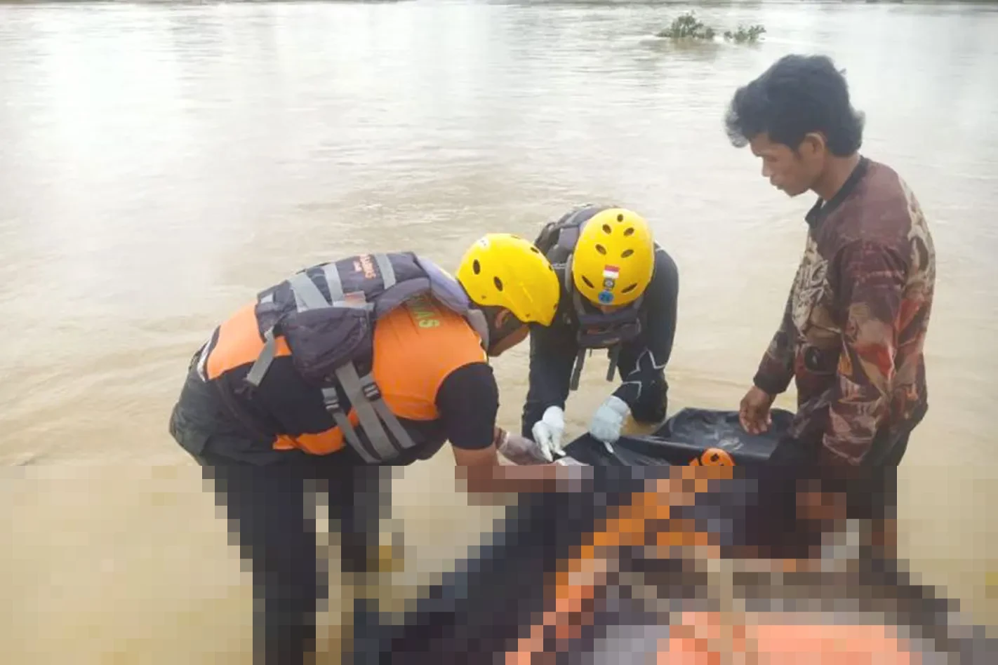 Tim SAR Gabungan Temukan Jasad Korban Tenggelam di Sungai Batanghari Bungo Setelah Dua Hari Pencarian Tim SAR Gabungan Temukan Jasad Korban Tenggelam di Sungai Batanghari Bungo Setelah Dua Hari Pencarian