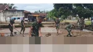 TNI Kerahkan Prajurit Bantu Warga Rejang Lebong Bersihkan Lumpur Pascabanjir Bandang