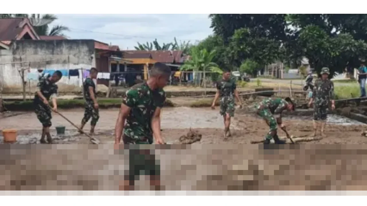TNI Kerahkan Prajurit Bantu Warga Rejang Lebong Bersihkan Lumpur Pascabanjir Bandang