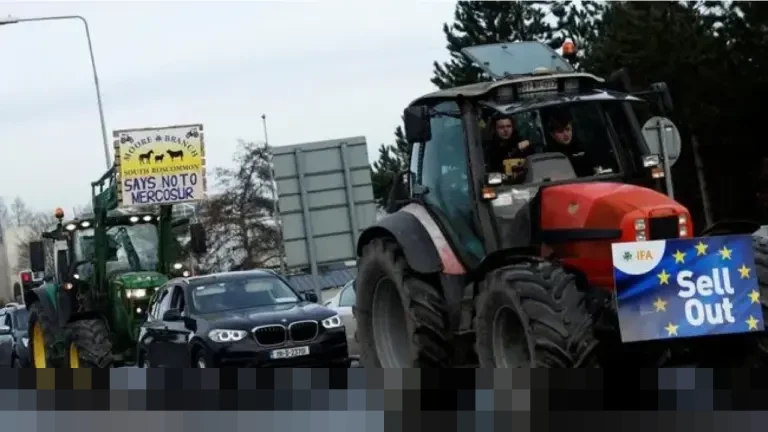 Tolak Kesepakatan Dagang UE-Mercosur, Petani Irlandia Blokir Jalan dengan Traktor di Athlone
