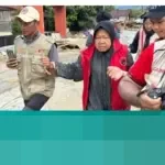 Tri Rismaharini Terjang Lumpur di Agam, Pastikan Penanganan Banjir Berjalan Optimal
