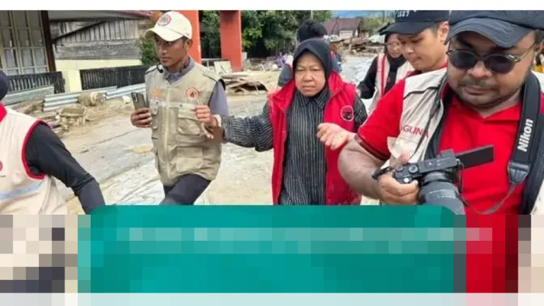 Tri Rismaharini Terjang Lumpur di Agam, Pastikan Penanganan Banjir Berjalan Optimal