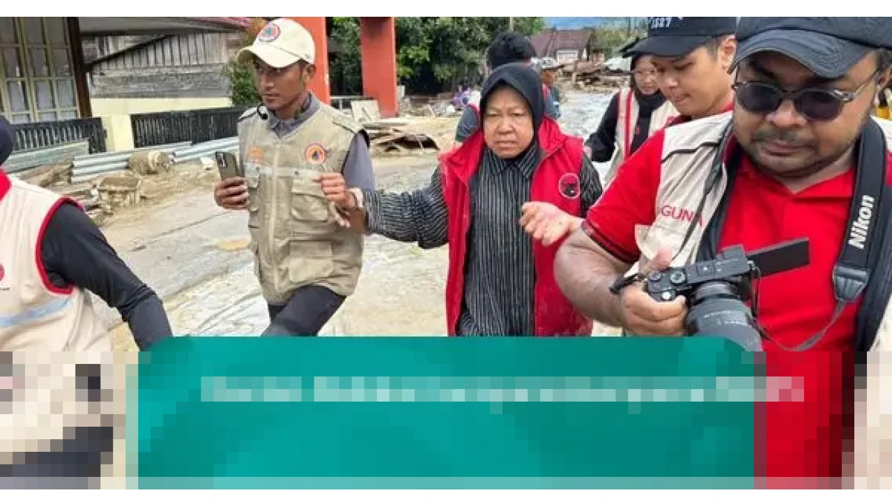 Tri Rismaharini Terjang Lumpur di Agam, Pastikan Penanganan Banjir Berjalan Optimal