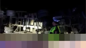 Truk Pengangkut Kayu Terguling di Pandeglang, Pernah Ditilang karena Overload Jadi Sorotan