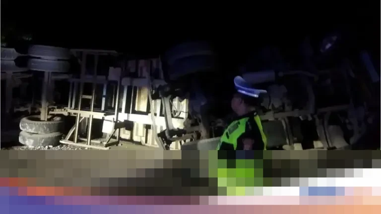 Truk Pengangkut Kayu Terguling di Pandeglang, Pernah Ditilang karena Overload Jadi Sorotan Truk Pengangkut Kayu Terguling di Pandeglang, Pernah Ditilang karena Overload Jadi Sorotan