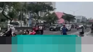 Tumpahan Minyak di Jalan Margonda Depok Sebabkan Sejumlah Pengendara Motor Terjatuh