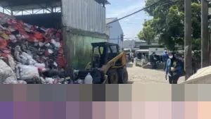 Tumpukan Sampah Meluber Tutupi Jalan di Depok, DLHK Ungkap Kendala TPA Cipayung dan Armada Pengangkut