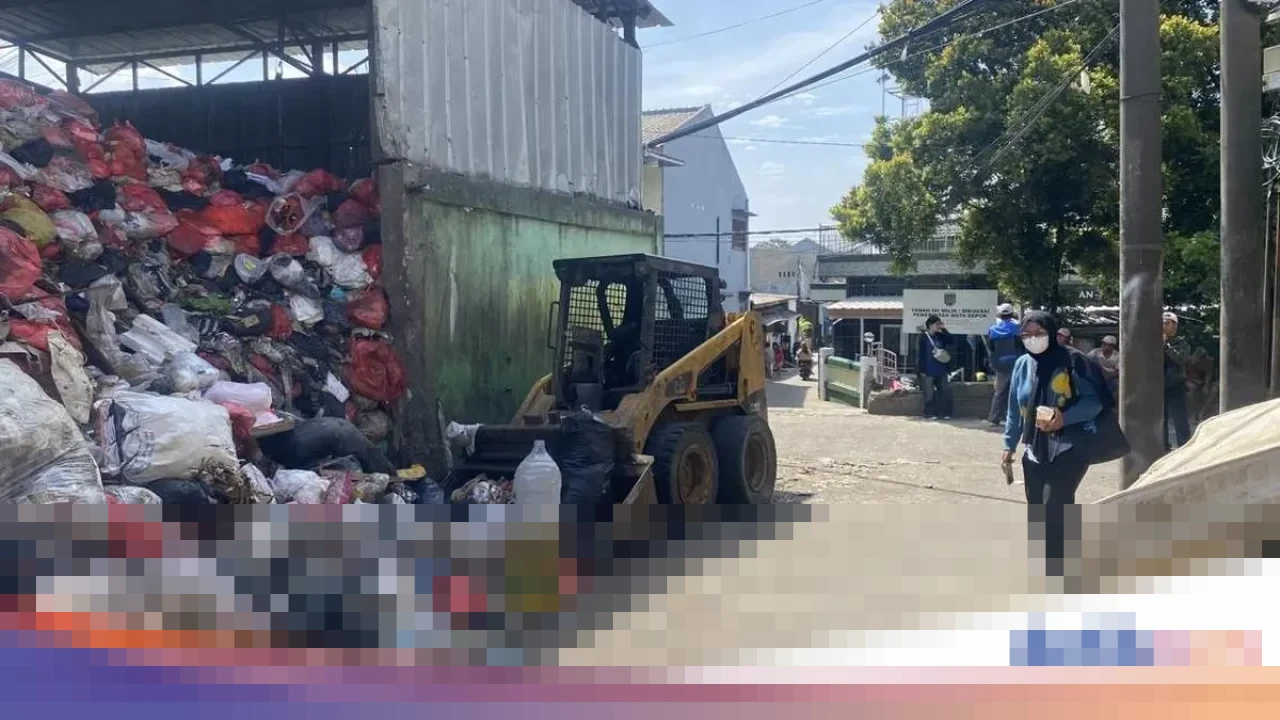 Tumpukan Sampah Meluber Tutupi Jalan di Depok, DLHK Ungkap Kendala TPA Cipayung dan Armada Pengangkut Tumpukan Sampah Meluber Tutupi Jalan di Depok, DLHK Ungkap Kendala TPA Cipayung dan Armada Pengangkut