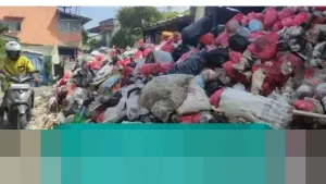 Tumpukan Sampah Menggunung di Depok, Warga Sukmajaya Keluhkan Bau Menyengat dan Akses Terhambat