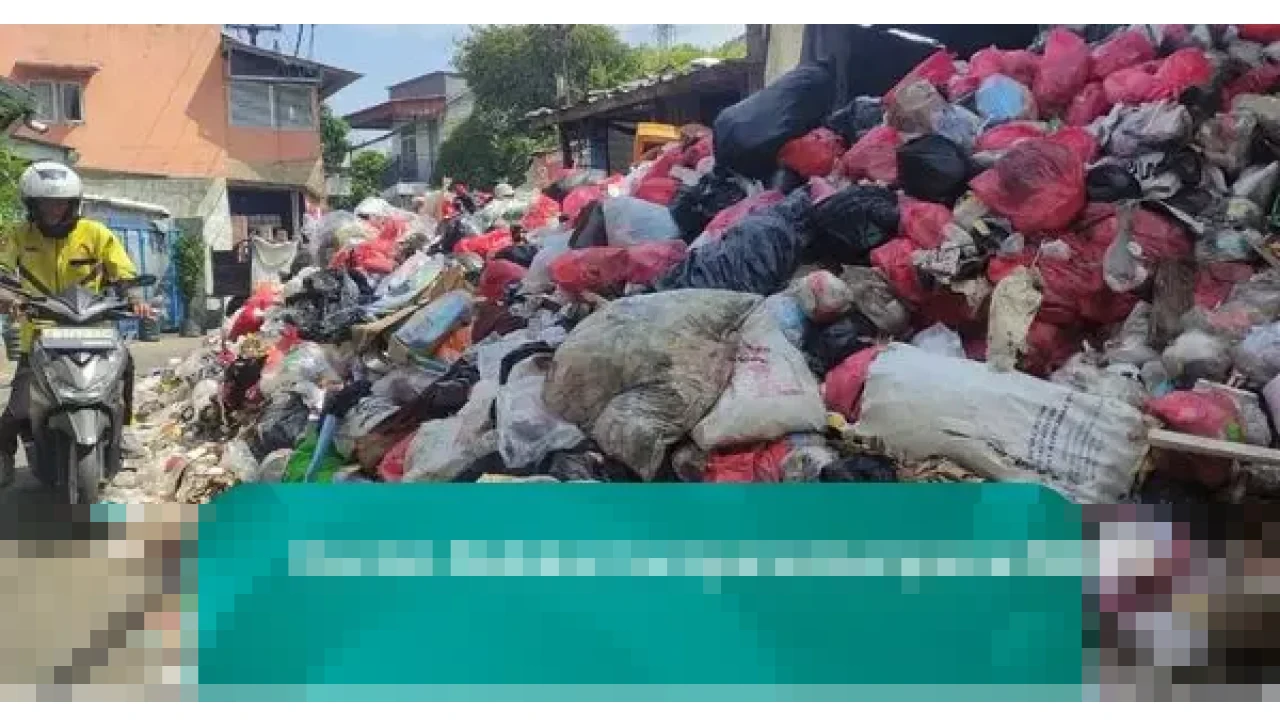 Tumpukan Sampah Menggunung di Depok, Warga Sukmajaya Keluhkan Bau Menyengat dan Akses Terhambat