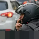 Warga Gugat UU LLAJ ke MK, Tuntut Sanksi Cabut SIM hingga Kerja Sosial bagi Perokok di Jalan