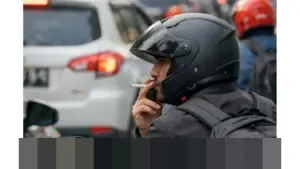 Warga Gugat UU LLAJ ke MK, Tuntut Sanksi Cabut SIM hingga Kerja Sosial bagi Perokok di Jalan