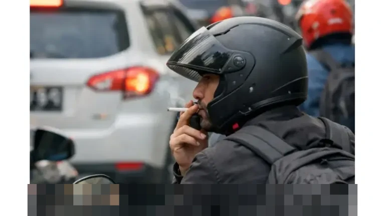 Warga Gugat UU LLAJ ke MK, Tuntut Sanksi Cabut SIM hingga Kerja Sosial bagi Perokok di Jalan Warga Gugat UU LLAJ ke MK, Tuntut Sanksi Cabut SIM hingga Kerja Sosial bagi Perokok di Jalan