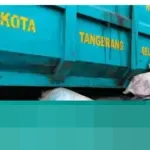 Warga Keluhkan Gunungan Sampah di Ciputat Tangsel, Belatung Merayap ke Jalan Raya