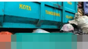 Warga Keluhkan Gunungan Sampah di Ciputat Tangsel, Belatung Merayap ke Jalan Raya