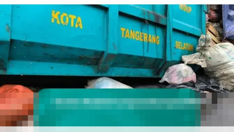 Warga Keluhkan Gunungan Sampah di Ciputat Tangsel, Belatung Merayap ke Jalan Raya