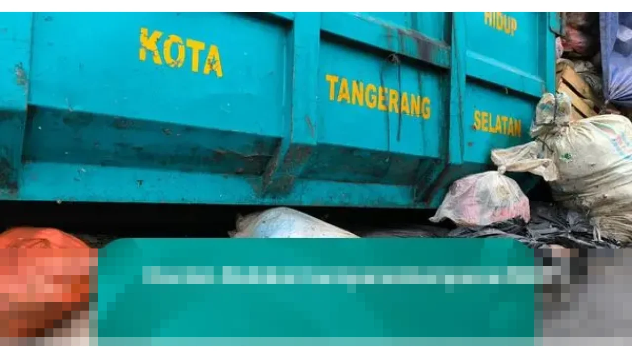 Warga Keluhkan Gunungan Sampah di Ciputat Tangsel, Belatung Merayap ke Jalan Raya