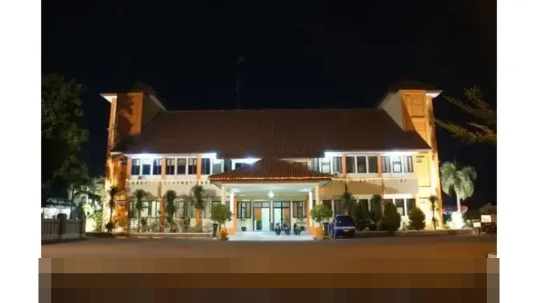 Warga Tangsel Keluhkan Jalan Rusak dan Bau Sampah di Depan Pasar Cimanggis: ‘Kesel Banget!’ Warga Tangsel Keluhkan Jalan Rusak dan Bau Sampah di Depan Pasar Cimanggis: ‘Kesel Banget!’