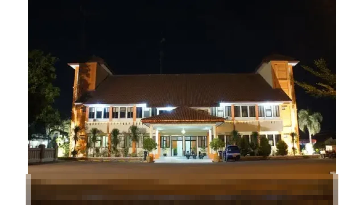 Warga Tangsel Keluhkan Jalan Rusak dan Bau Sampah di Depan Pasar Cimanggis: ‘Kesel Banget!’