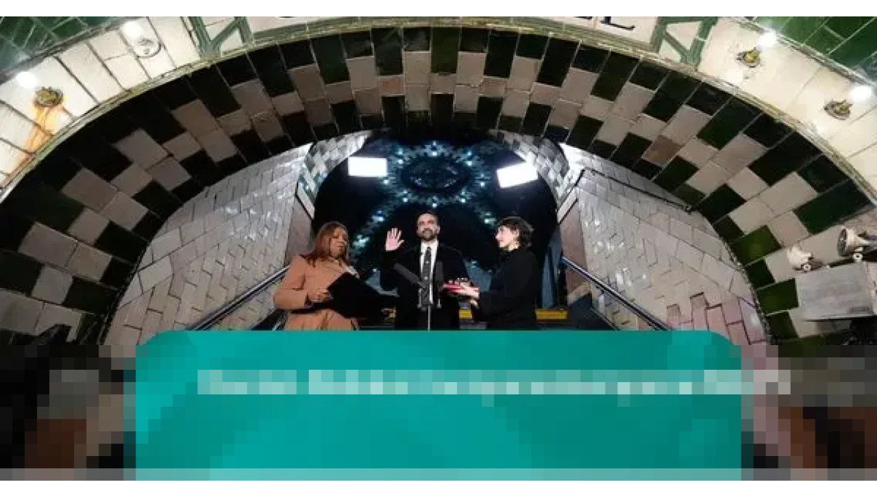 Zohran Mamdani Resmi Dilantik sebagai Wali Kota Muslim Pertama New York di Stasiun Bersejarah Old City Hall Zohran Mamdani Resmi Dilantik sebagai Wali Kota Muslim Pertama New York di Stasiun Bersejarah Old City Hall